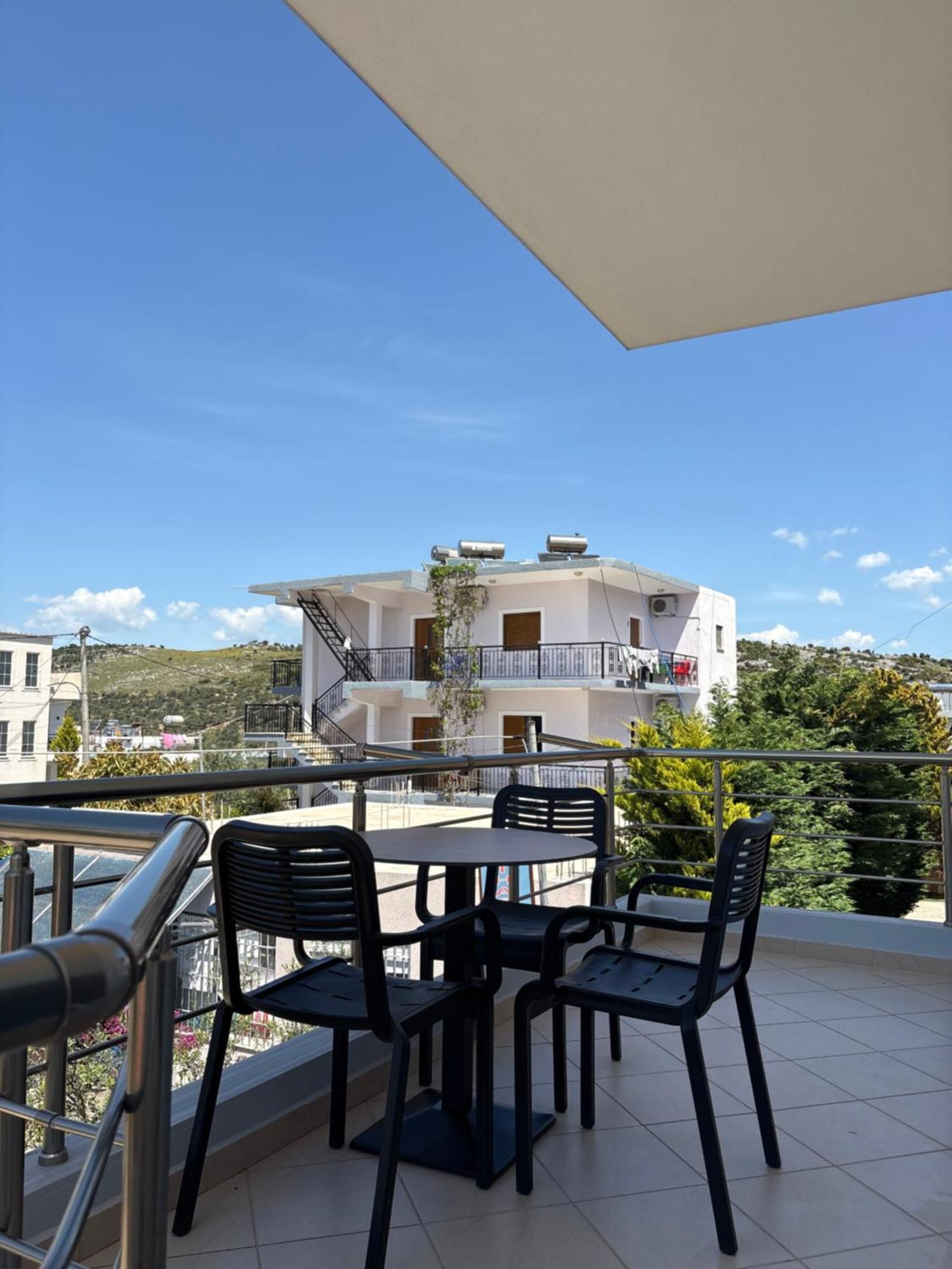 Apartment Xhonis