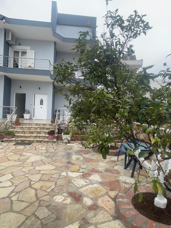 Xhonis Apartment *