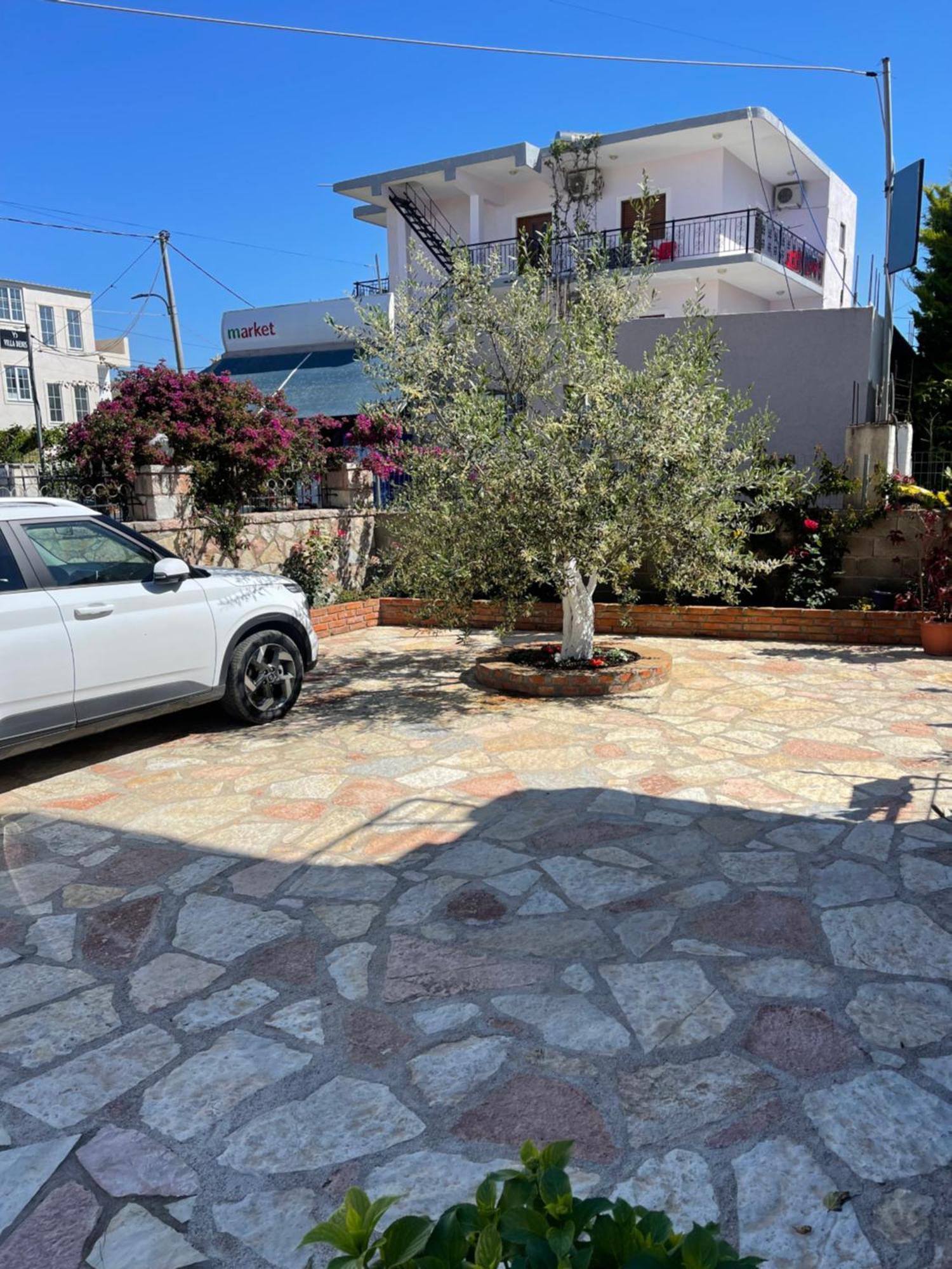 Xhonis Apartment