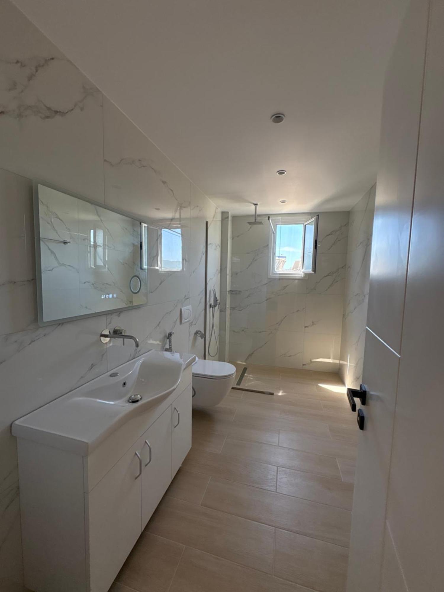 Apartment Xhonis