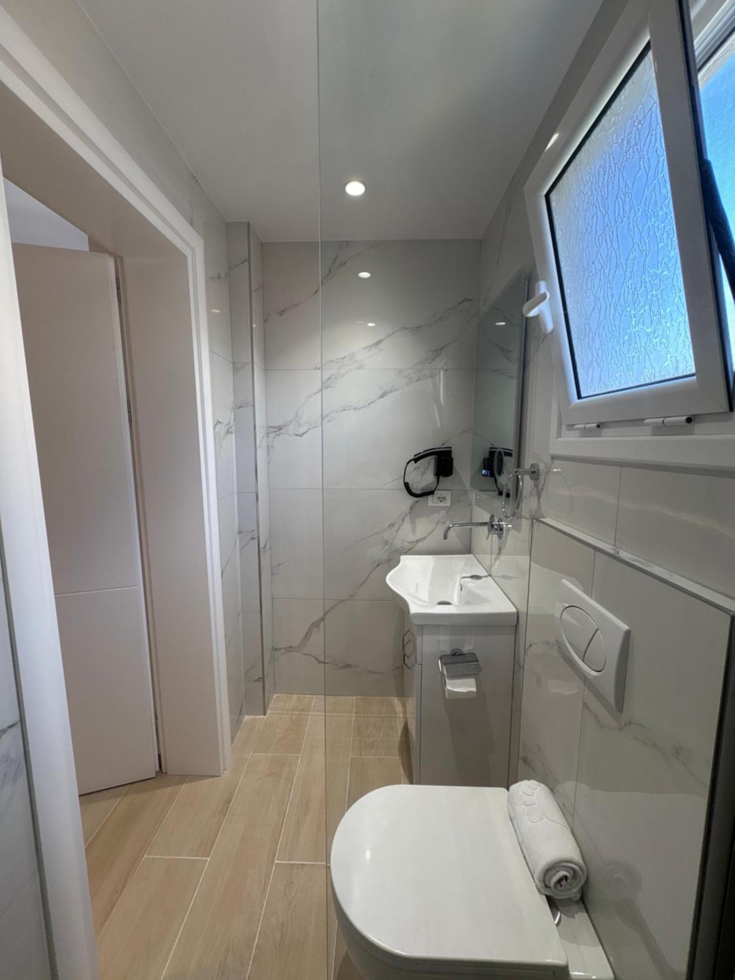 Apartment Xhonis *