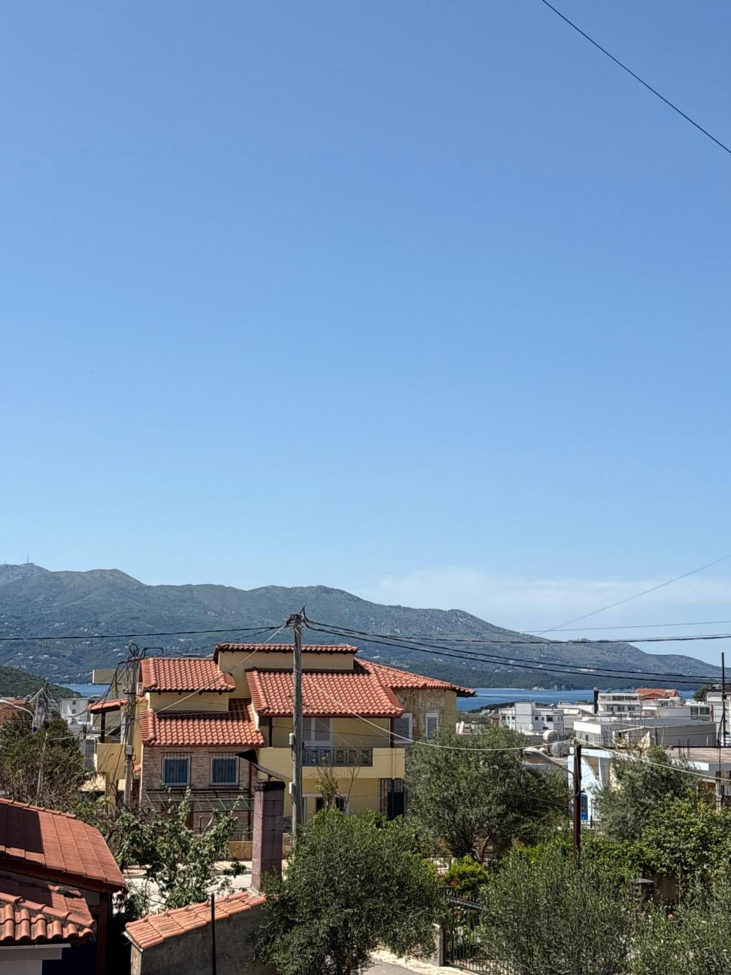 Xhonis Apartment
